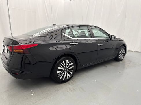 Used 2024 Nissan Altima 2.5 SV FWD image 14