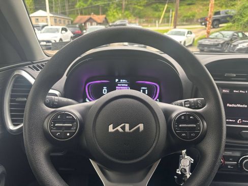 Used 2025 Kia Soul LX w/ LX Technology Package FWD image 25