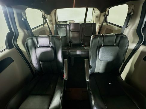 Used 2019 Dodge Grand Caravan SXT image 13