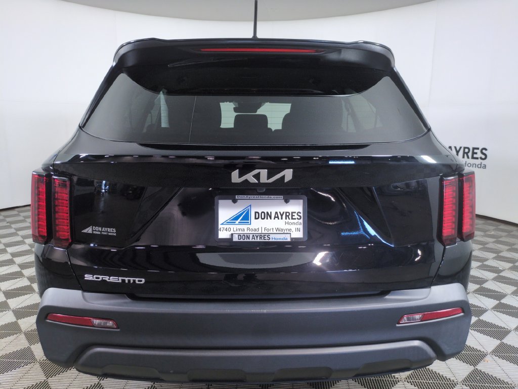 Used 2023 Kia Sorento LX FWD image 4