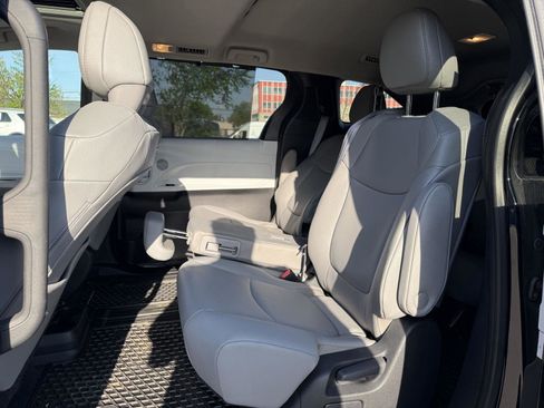 Used 2025 Toyota Sienna FWD image 10