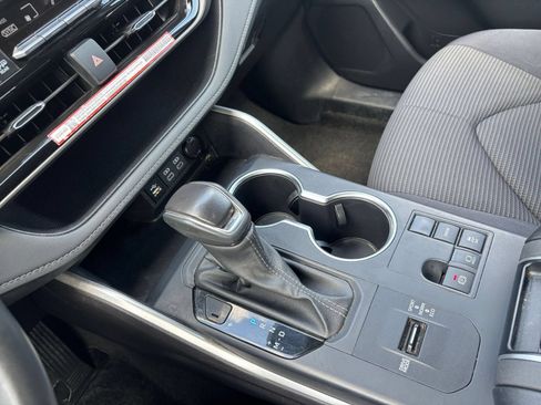Used 2025 Toyota Highlander LE FWD image 43