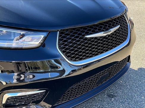 Used 2023 Chrysler Pacifica Touring-L image 29