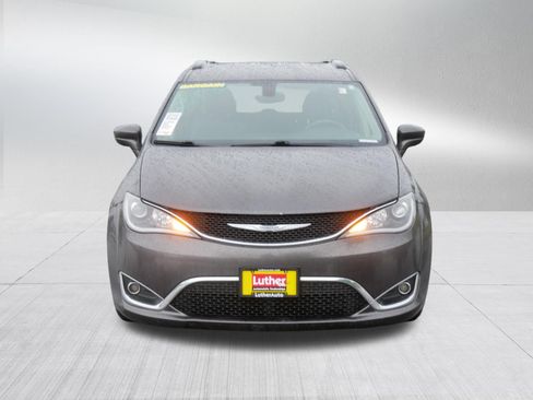 Used 2017 Chrysler Pacifica Touring-L w/ Tire & Wheel Group FWD image 2