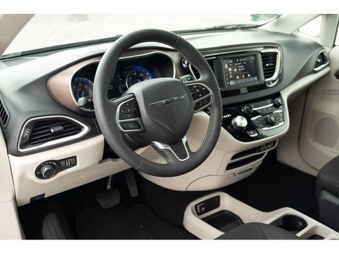 Used 2023 Chrysler Voyager LX image 10