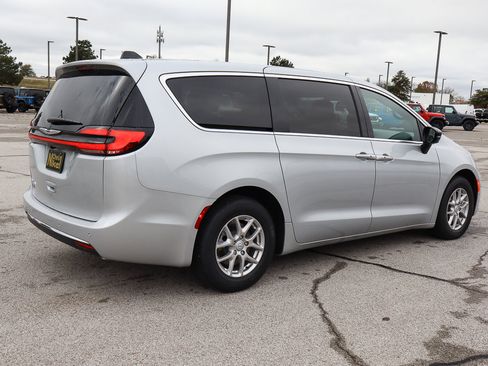 New 2026 Chrysler Pacifica Select image 5