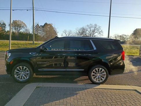 Used 2024 GMC Yukon Denali w/ Advanced Technology Package AWD/4WD image 2