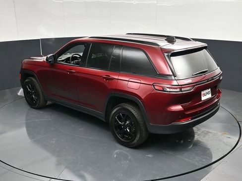 Used 2025 Jeep Grand Cherokee Altitude AWD/4WD image 50