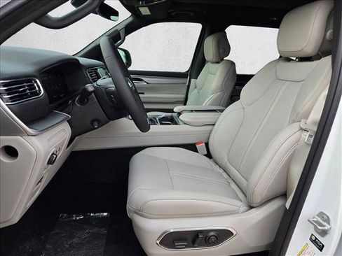 New 2026 Jeep Grand Wagoneer L 2WD image 4