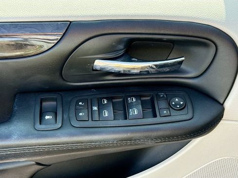 Used 2020 Dodge Grand Caravan SE FWD image 17