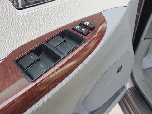 Used 2012 Toyota Sienna XLE image 30