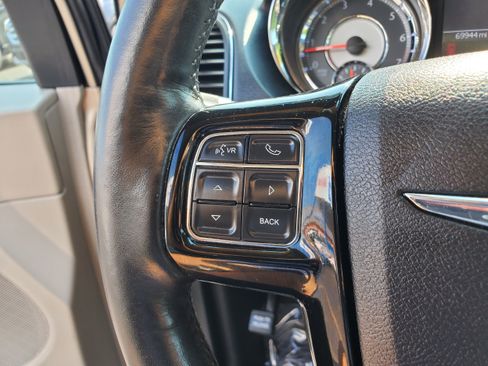 Used 2014 Chrysler Town & Country Touring-L FWD image 17