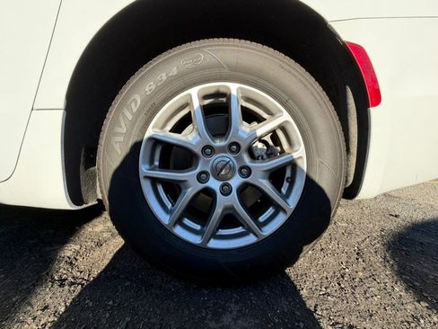 Used 2023 Chrysler Pacifica Touring-L image 37