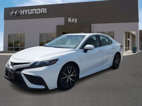 Used 2021 Toyota Camry SE w/ Cold Weather Package AWD/4WD image 7