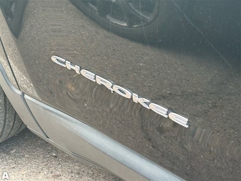 Used 2019 Jeep Cherokee Limited w/ Luxury Group image 9