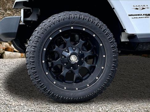 Used 2018 Jeep Wrangler Unlimited Sahara w/ Connectivity Group image 8