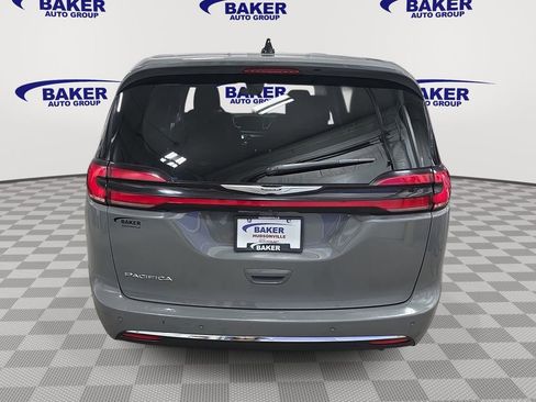 Used 2023 Chrysler Pacifica Touring-L image 6