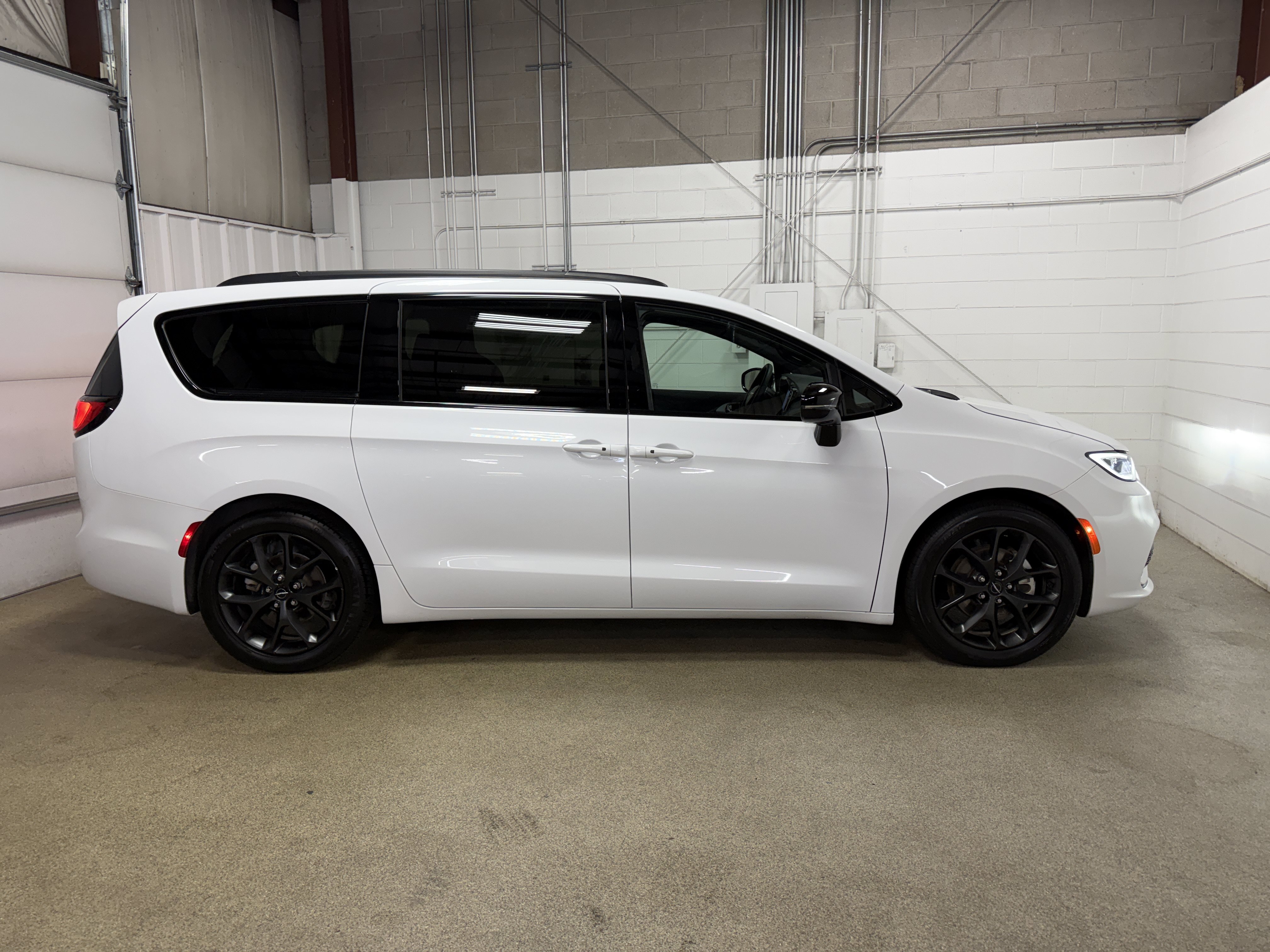 Used 2025 Chrysler Pacifica Limited FWD image 8