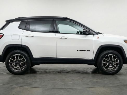 Used 2025 Jeep Compass Trailhawk image 11
