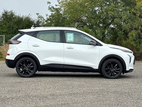 Used 2023 Chevrolet Bolt EUV LT w/ Redline Edition FWD image 3