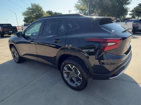 Used 2025 Chevrolet Trax LT FWD image 6