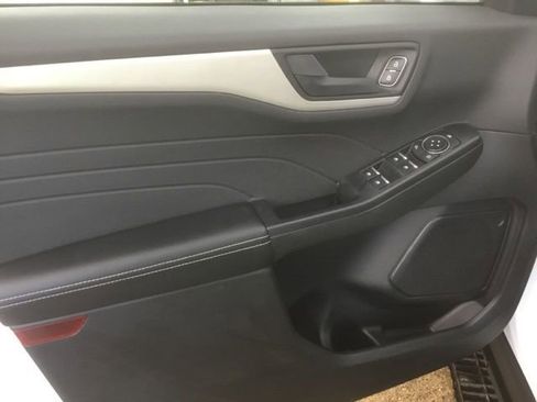 Used 2022 Ford Escape SE w/ Cold Weather Package image 7