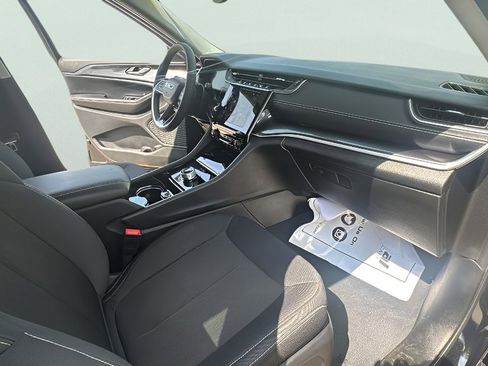 Used 2023 Jeep Grand Cherokee Laredo image 21