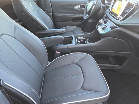 New 2026 Chrysler Pacifica Limited w/ S Appearance Package image 11