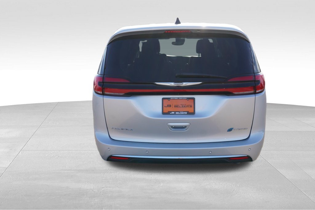 Used 2024 Chrysler Pacifica Limited FWD image 6