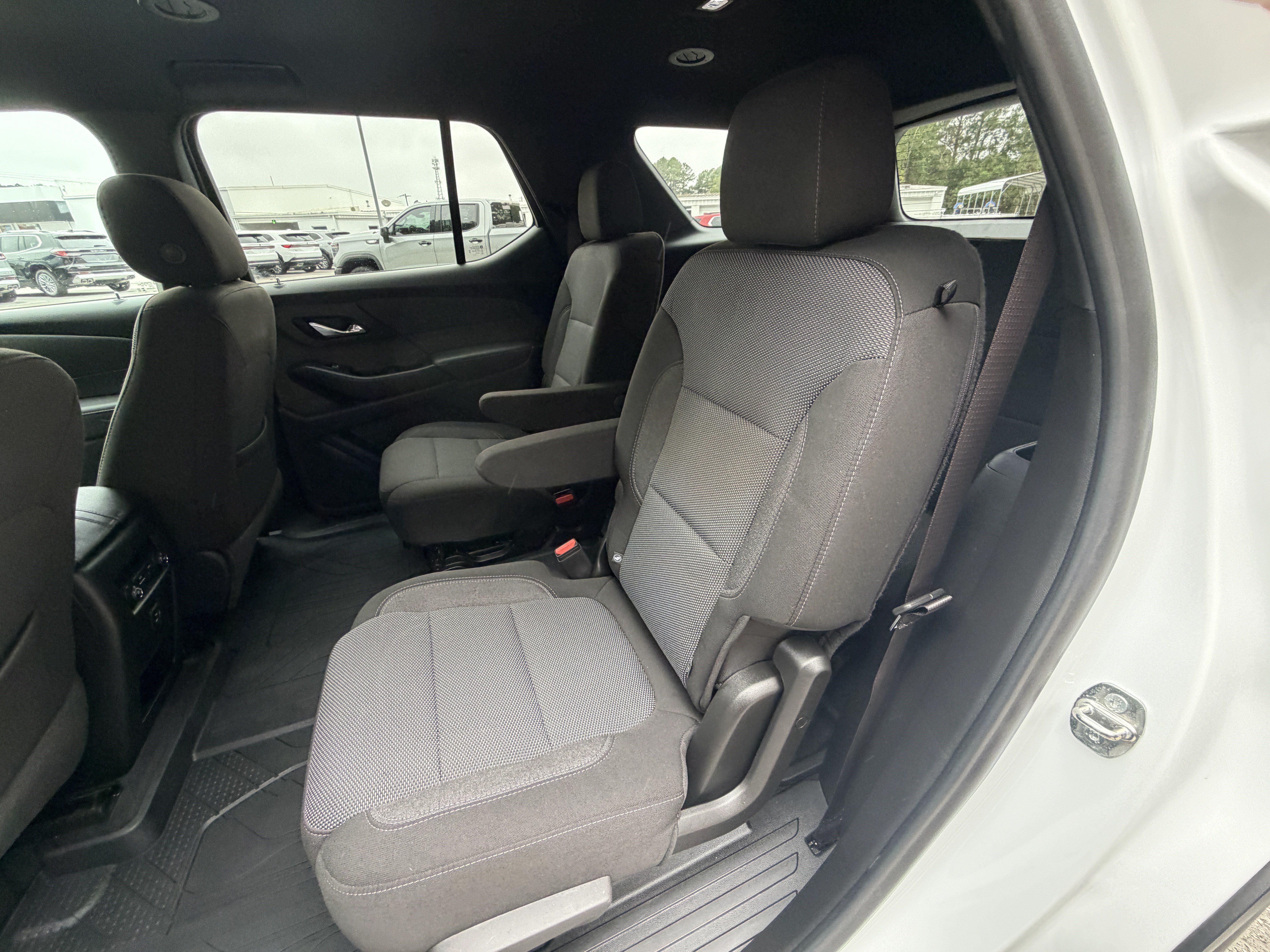 Used 2023 Chevrolet Traverse LT FWD image 16