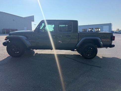 Used 2023 Jeep Gladiator Sport AWD/4WD image 13