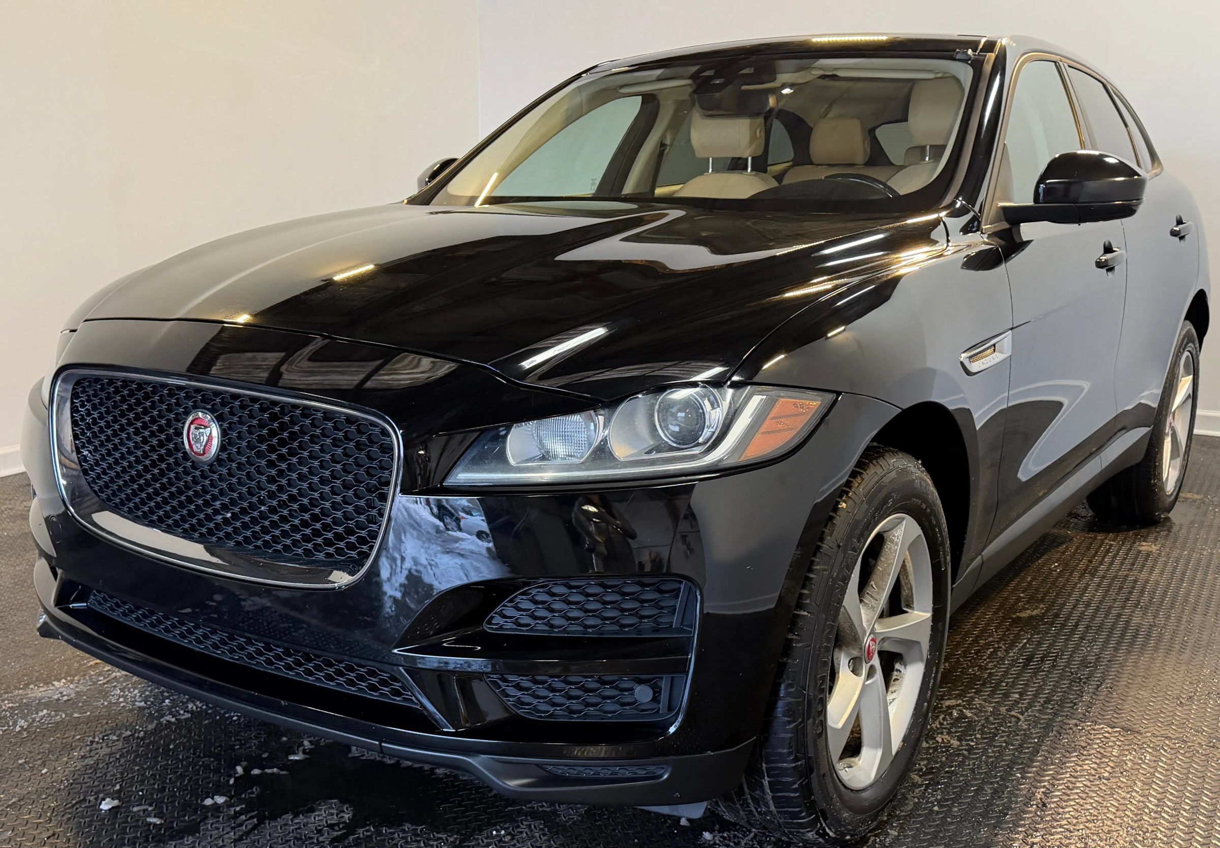 Used 2018 Jaguar F-PACE Premium AWD/4WD image 4