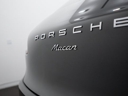 Used 2018 Porsche Macan AWD/4WD image 26