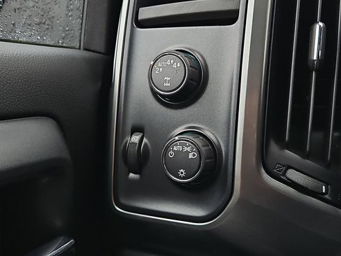 Used 2018 Chevrolet Silverado 1500 LT image 25