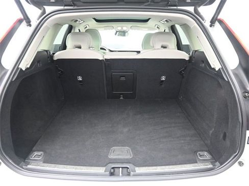 Used 2024 Volvo XC60 B5 Plus image 32