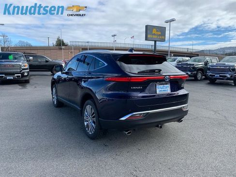 Used 2022 Toyota Venza XLE image 5