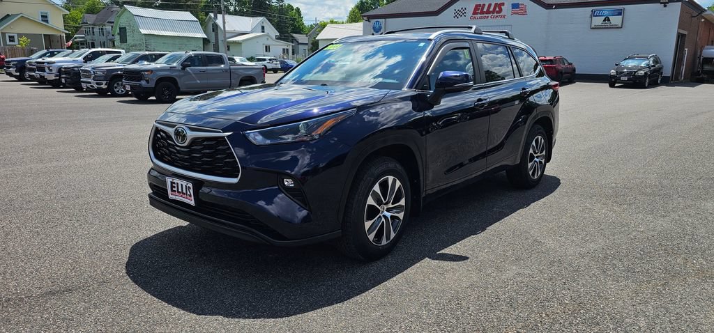 Used 2023 Toyota Highlander XLE AWD/4WD image 3