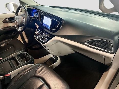 Used 2017 Chrysler Pacifica Touring-L w/ Tire & Wheel Group image 31