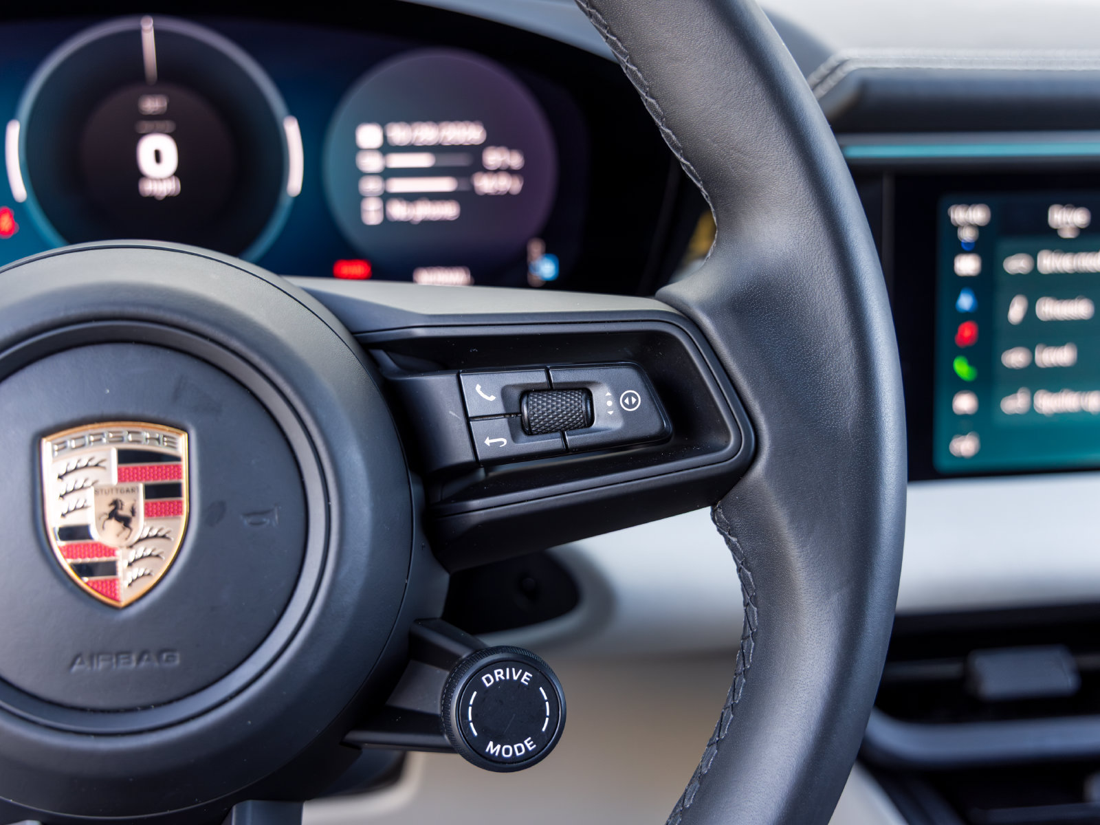 Certified 2025 Porsche Macan Electric RWD image 35