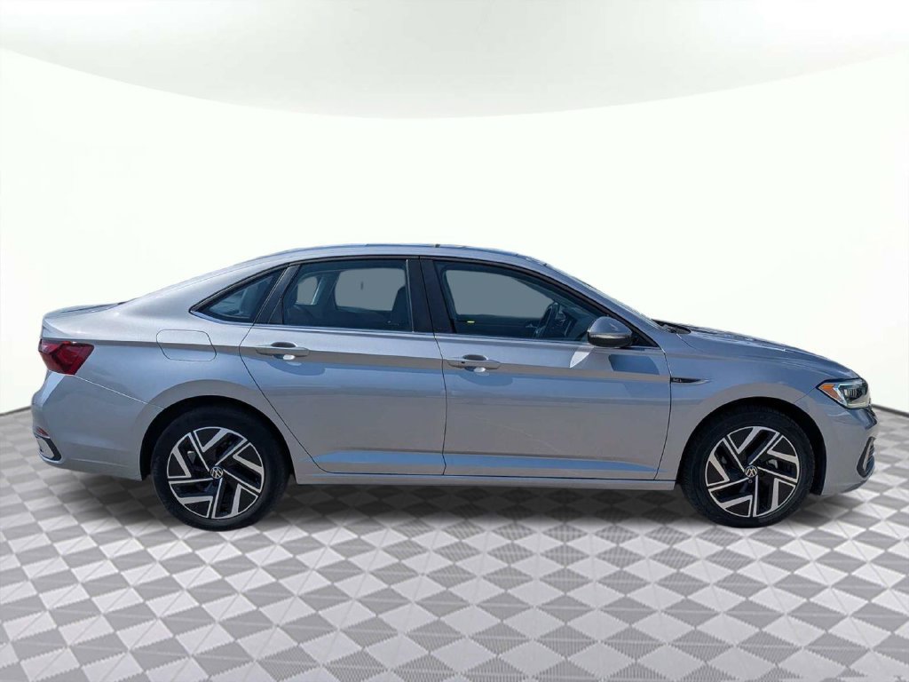 Used 2024 Volkswagen Jetta SEL FWD image 2