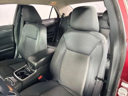 Used 2018 Chrysler 300 Touring w/ Sport Appearance Package image 12