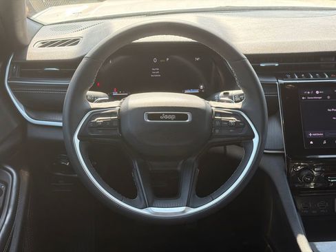 Used 2025 Jeep Grand Cherokee Altitude AWD/4WD image 23