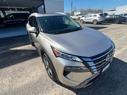 Used 2024 Nissan Rogue SL w/ SL Premium Package image 1