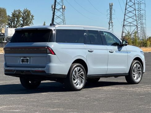 Used 2025 Lincoln Navigator L Reserve AWD/4WD image 4