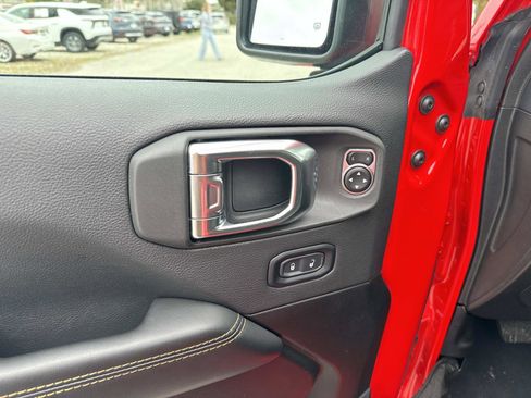 Used 2025 Jeep Wrangler Sahara image 18