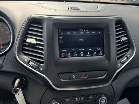 Used 2019 Jeep Cherokee Latitude w/ Cold Weather Group FWD image 13