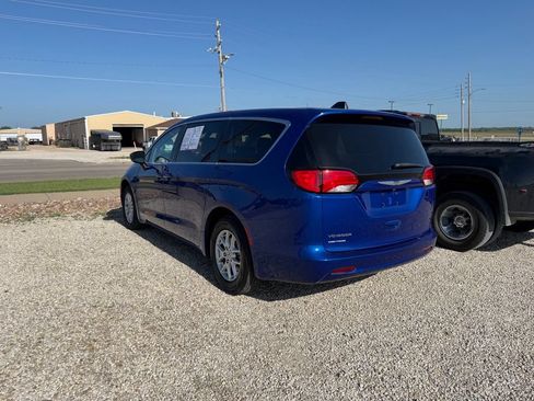 Used 2021 Chrysler Voyager LX FWD image 3