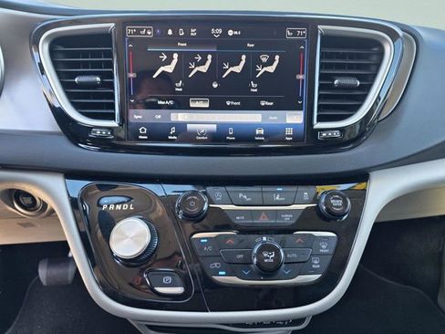 Used 2024 Chrysler Pacifica Touring-L image 27