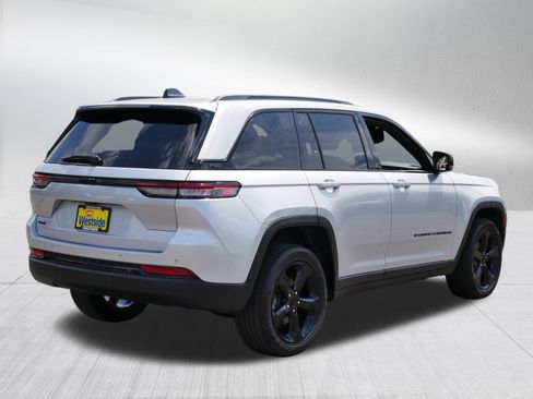Used 2023 Jeep Grand Cherokee Altitude AWD/4WD image 7