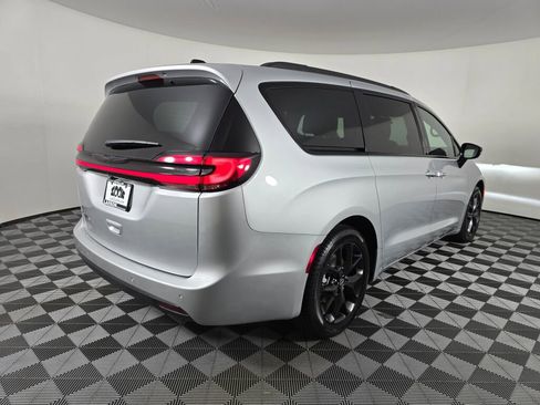 New 2026 Chrysler Pacifica Select image 4